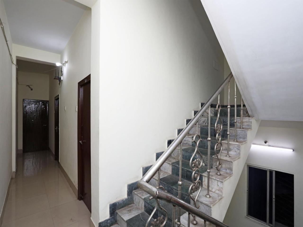 Oyo 13906 Vinita Inn Santragachi Екстериор снимка